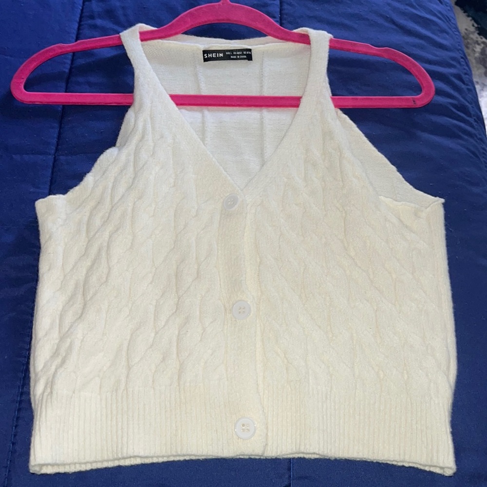 White crop sleeves-less sweater